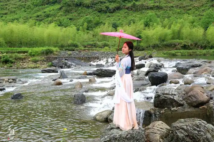 在这浓郁的江南水乡之中,你是否会邂逅一位撑着油纸伞的姑娘.