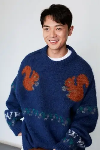 曹骏曝活力写真 清澈眼神演绎秋日时尚