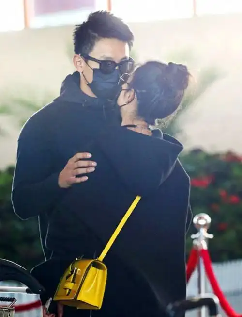 47岁李冰冰辟谣小16岁安徽男友偷拍亲密照戴口罩亲吻照片首曝光