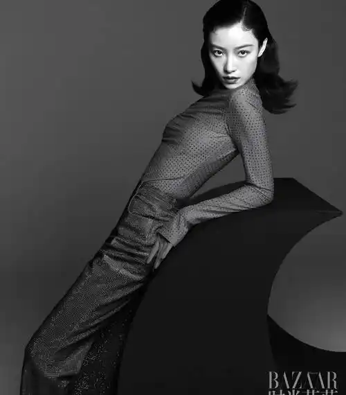 倪妮时尚芭莎一月刊封面,穿黑丝性感迷人,吊带露脐裙热辣妩媚_孙俪