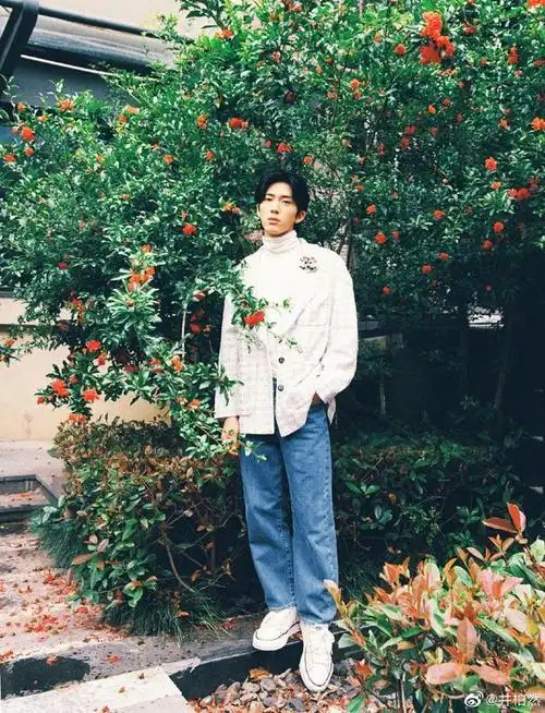 男星也性感井柏然穿露肩墨绿色衬衫展现慵懒撩人禁欲气质