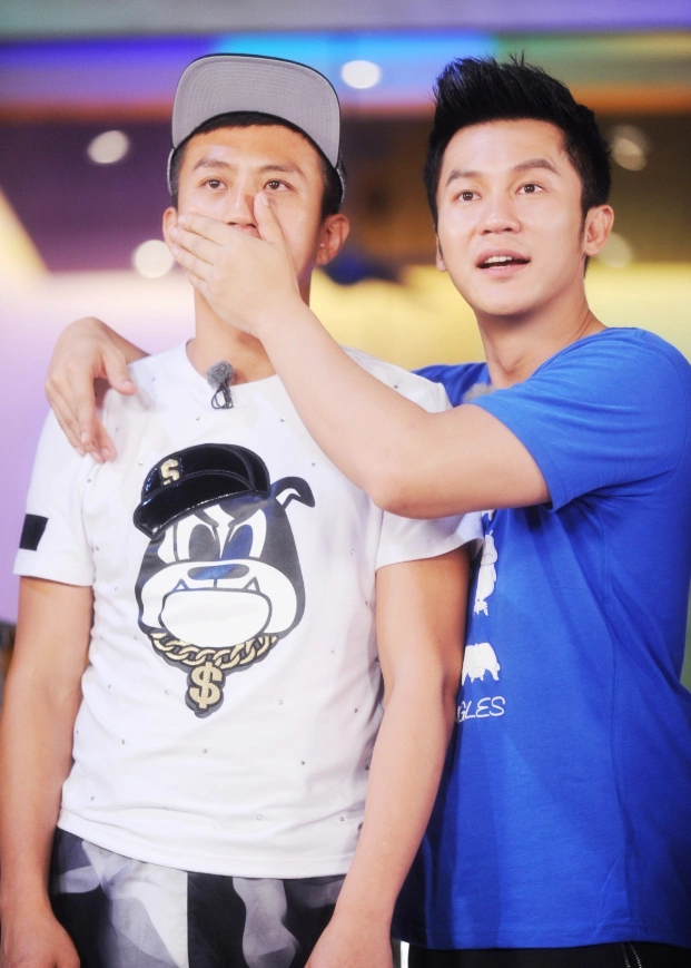 新一季跑男开始录制,郑恺连发两条微博,只晒出与2位新成员合影