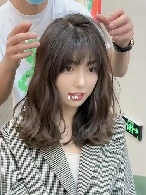 瞬间洋气又温柔～#亦飞发型设计  #太原烫发染发推荐  #女生烫发发型