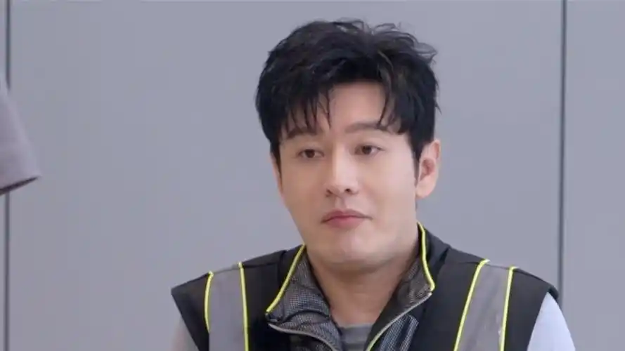 黄晓明表演被椅子"电"好浮夸