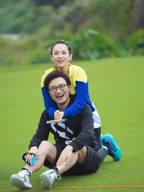 章子怡汪峰2001年,章子怡与成龙合作(尖峰时刻2),据说一开始成龙对