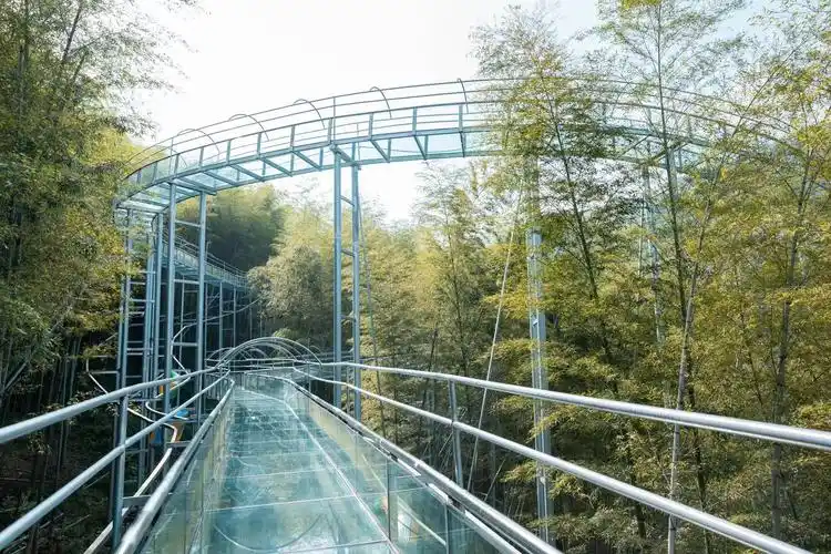 杭州网红打卡穿行绿色竹海的网红玻璃栈道漂流