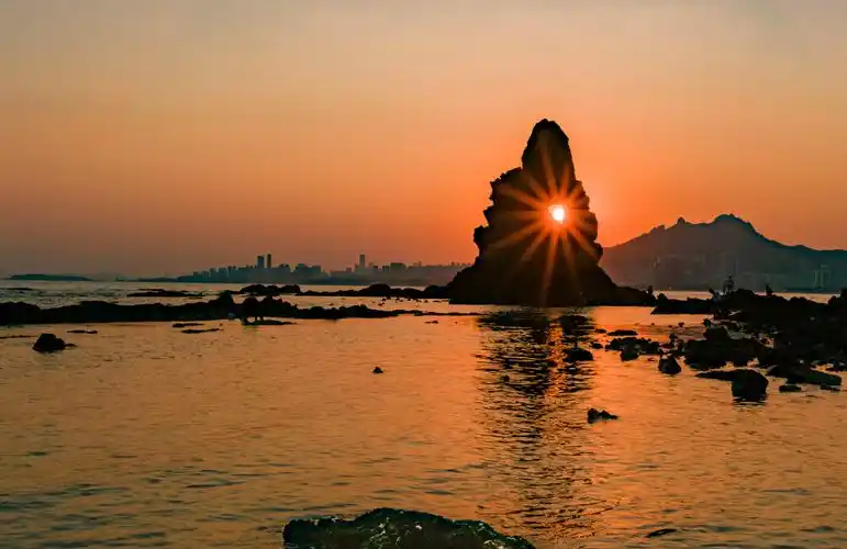 青岛"石老人"滨海日落