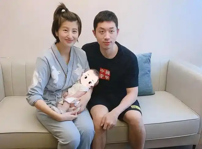 很开朗很调皮的,而在2021年西安全运会上,许昕和刘诗雯拿到了混双金牌