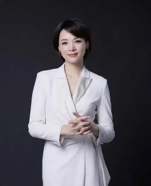 董卿气质感厉害,穿淡蓝色深v领连衣裙大方优雅,不愧是著名主持