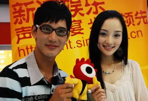 【图】蒲巴甲李小璐牵手拥抱十分亲密 被证实确已相恋