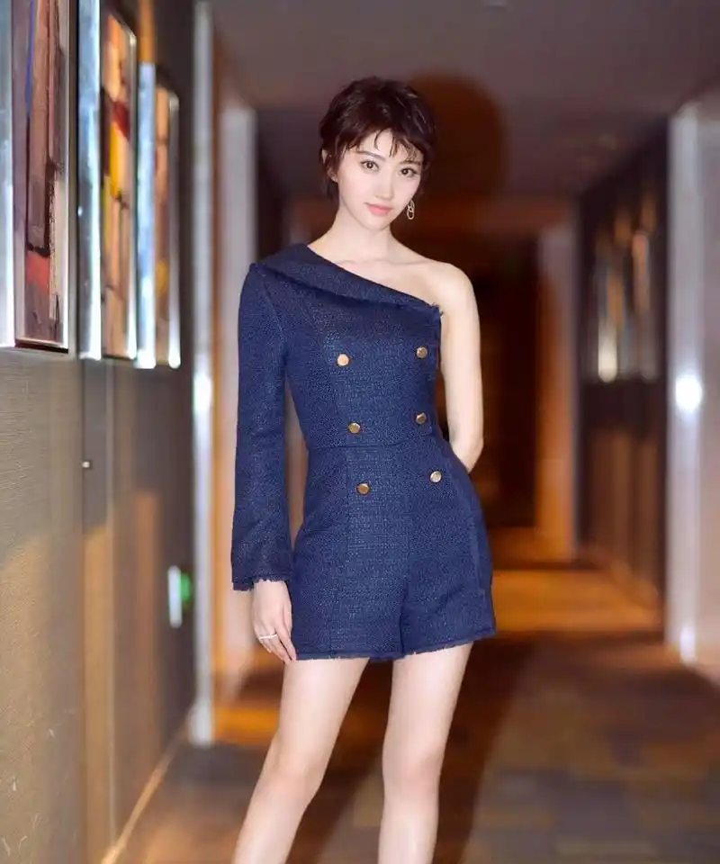 景甜的腿看起来很有力,显得非常健康.