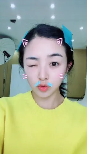 张含韵和猫咪神同步表情,网友求同款胡子!