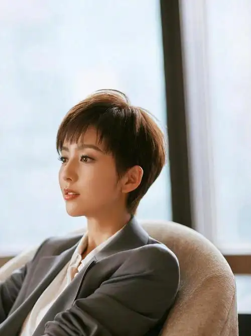 佟丽娅真是百搭脸! 短发造型美过长发,身穿成套西装太干练