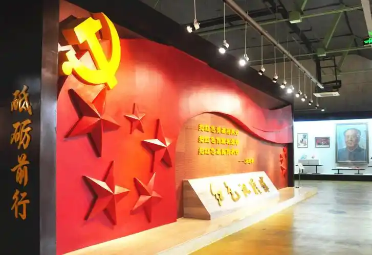红色记忆馆内的党旗文化墙