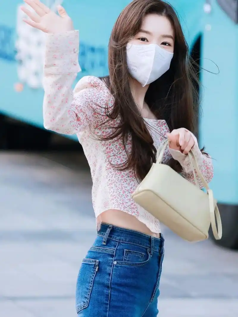 裴珠泫温柔的 春日碎花 私服穿搭|||裴珠泫 irene上班私服,方领 碎花