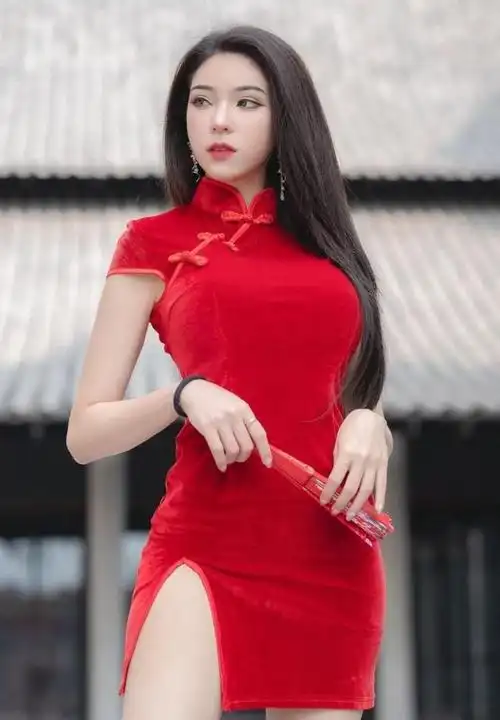 大红色旗袍的美女曼妙曲线和大长腿看着相当性感魅力十足