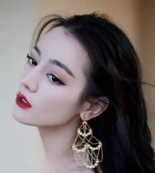 迪丽热巴的金色拼接人鱼裙,火红的嘴唇,曼妙的身材,无非是惊世骇俗