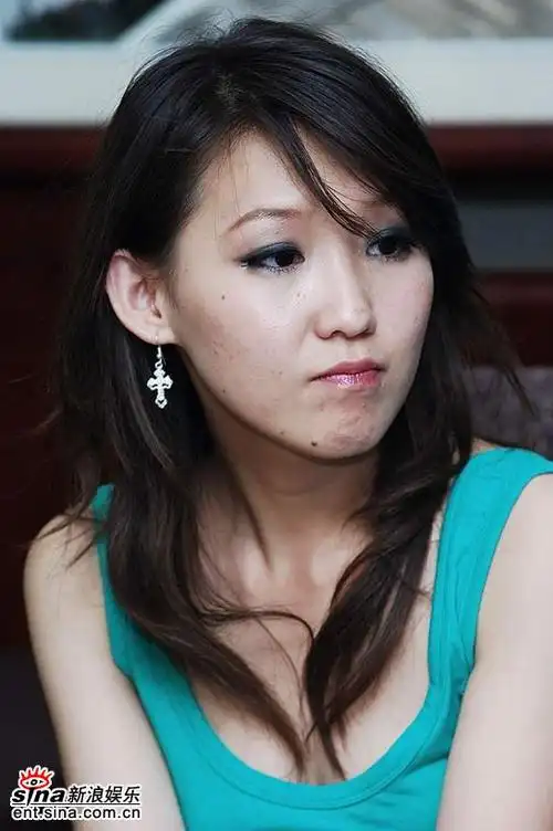 图文超女沈阳20强做客新浪李佼神情认真