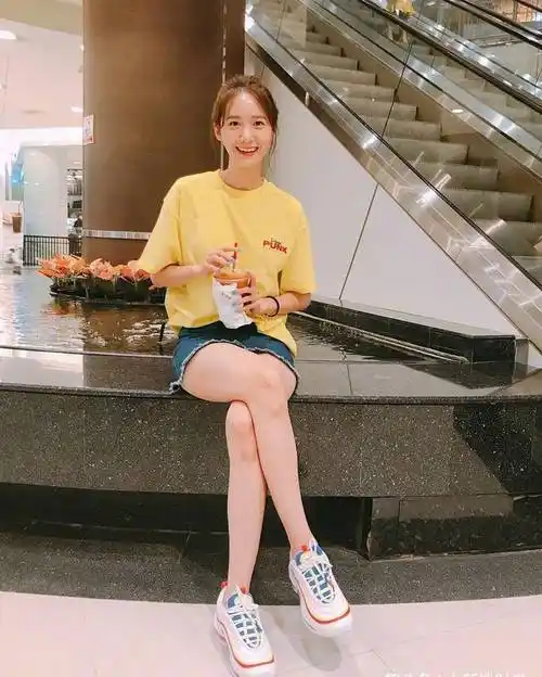 林允儿夏日写真好清纯,背心配牛仔裤简约不简单,长发飘飘太养眼