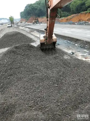 挖机替代摊铺机 教你精准铺水稳层!