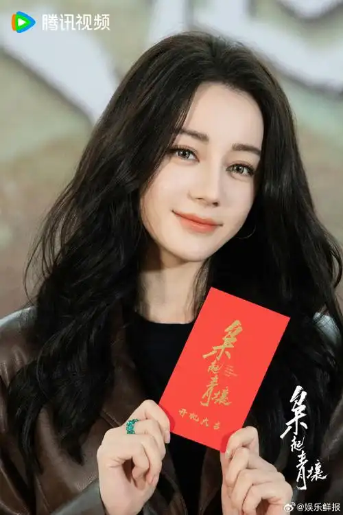 迪丽热巴新剧妆造路透##迪丽热巴新剧破洞牛仔裤##枭起青壤开机