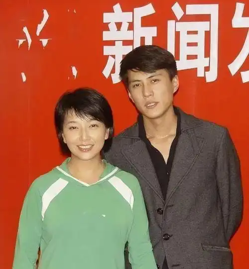 回顾演员田小洁从工人到演员娶女神江珊为妻事业爱情双丰收