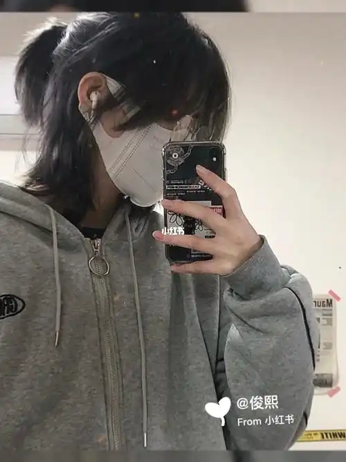 发型减龄港风减龄短发女狼尾鲻鱼头短发分享剪的是法式八字刘海,长度