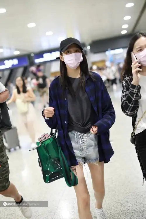 关晓彤现身机场腿精实力毫不遮掩大步流星气势十足