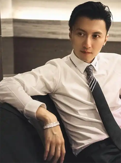 谢霆锋晒自拍照配文现在在上班网友好拽啊