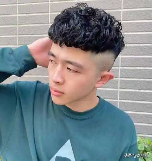 男生卷发适合什么发型,男生卷发适合什么发型图片,蓬松自然卷适合的