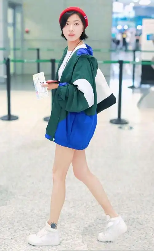 万茜一改往日攻气风格背心搭针织衫走机场少女系穿搭青春时尚