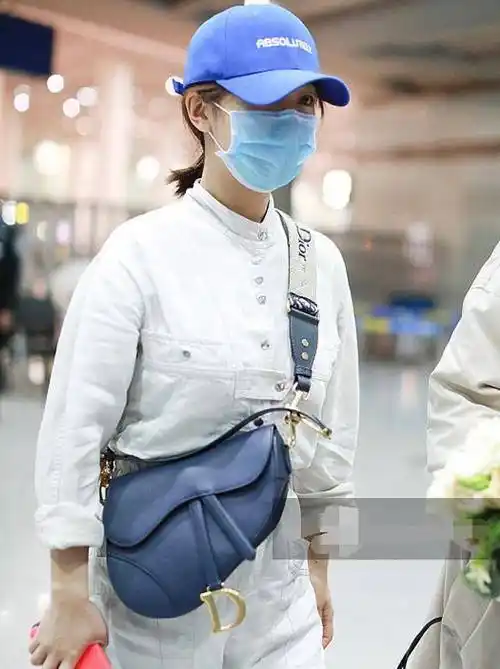 杨紫低调现身机场,连体裤造型清新利落,变身可爱的"超级玛丽"_白色