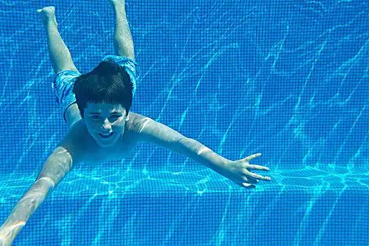 水下视角,男孩,水下,游泳,游泳池