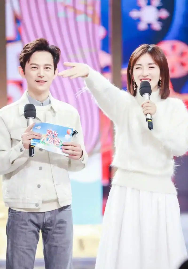 我已是嘉宾,何炅谢娜的拥抱看哭我了,他们一起的快乐大本营真的没有了