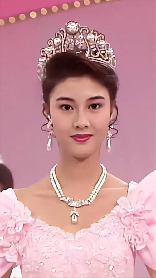 我要上热门#当年的李嘉欣盛世美颜惊艳众人,成为当年的港姐冠军!