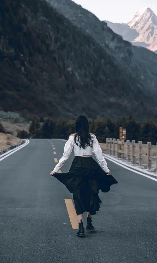 女孩孤独的远行着,那一抹背影透露着一丝寂寞