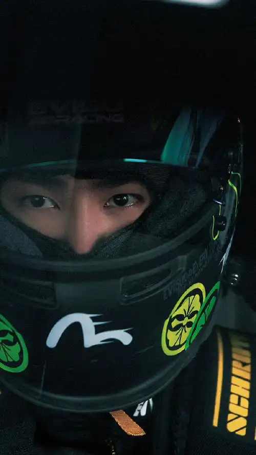 王一博戴过摩托车头盔,四驱赛车头盔,霹雳舞breaking头转头盔,长空之