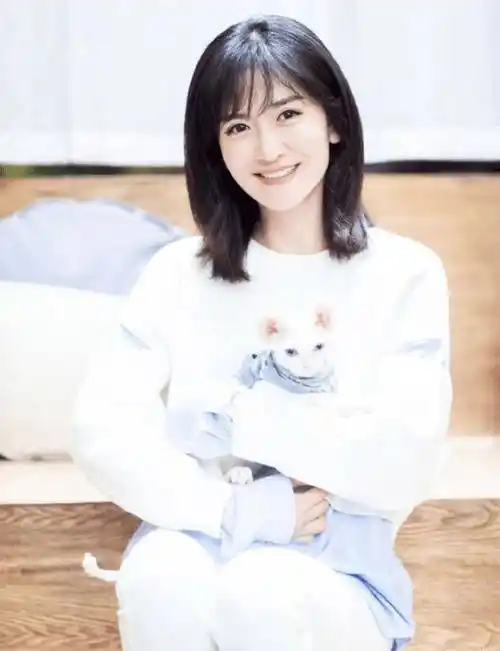 谢娜14岁照片曝光,有没有整容一看便知,原来小时候的她这么美