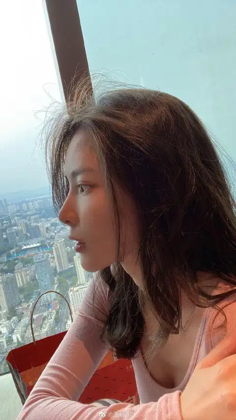 杜淳老婆王灿清早晒自拍美照侧颜精致新发色抢眼