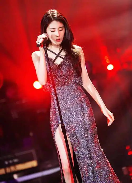 第四名 张碧晨吴莫愁具有独特的嗓音,标志性的外形和霸气的台风,她的