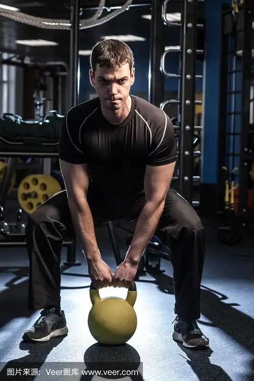 年轻的肌肉男在健身房锻炼
