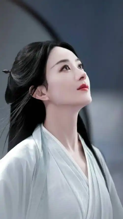 作为90后,我最开始知道赵丽颖是从《花千骨》开始的,总是会把她和