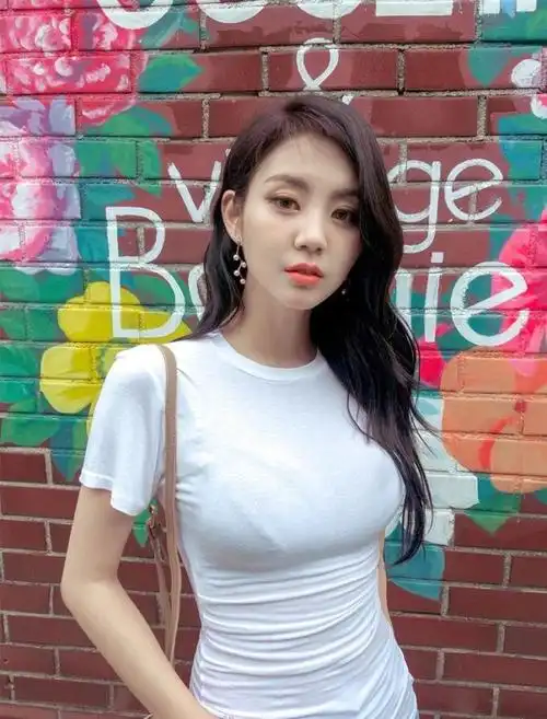 白色紧身t恤漂亮小姐姐, 是不是你想要的女朋友