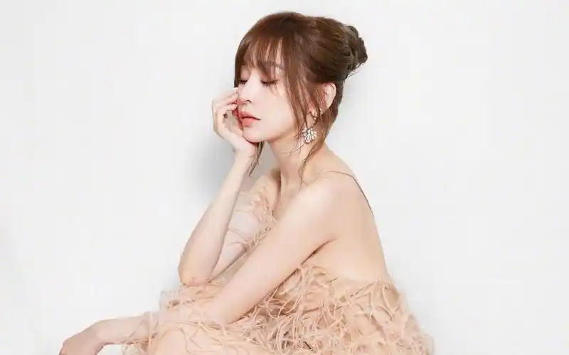 王心凌穿valentino 2023春夏羽毛裙惊艳微博之夜,成为冻龄女神