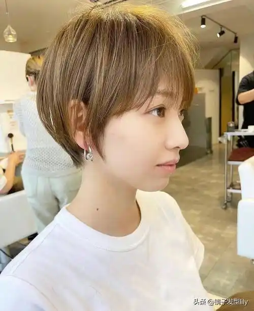 女士发型别乱剪,想美就选露耳短发,好看时尚不夸张_女性_脸部_气质