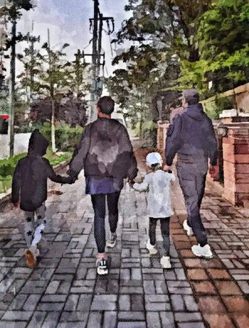 原创靳东妻子李佳迎43岁生日罕见曝光全家福一家四口长腿超抢镜