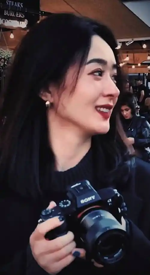 赵丽颖去布拉格旅游笑容明媚拿相机拍照记录生活