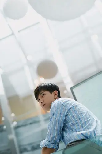 李现夏日全新写真曝光明朗而温暖少年感十足