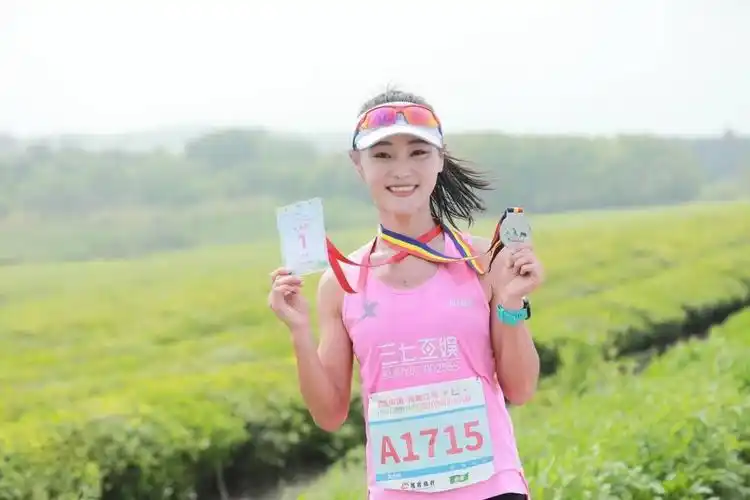 2021湖北长江马拉松冠军殷晓雨差点中途弃赛坚持到最后很幸运