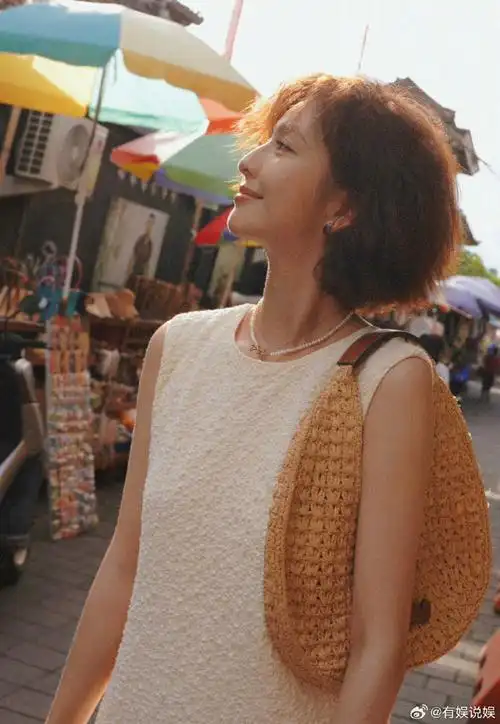 阳光下的佟丽娅#恭喜佟丽娅成功解锁了新发型!短发好漂亮!